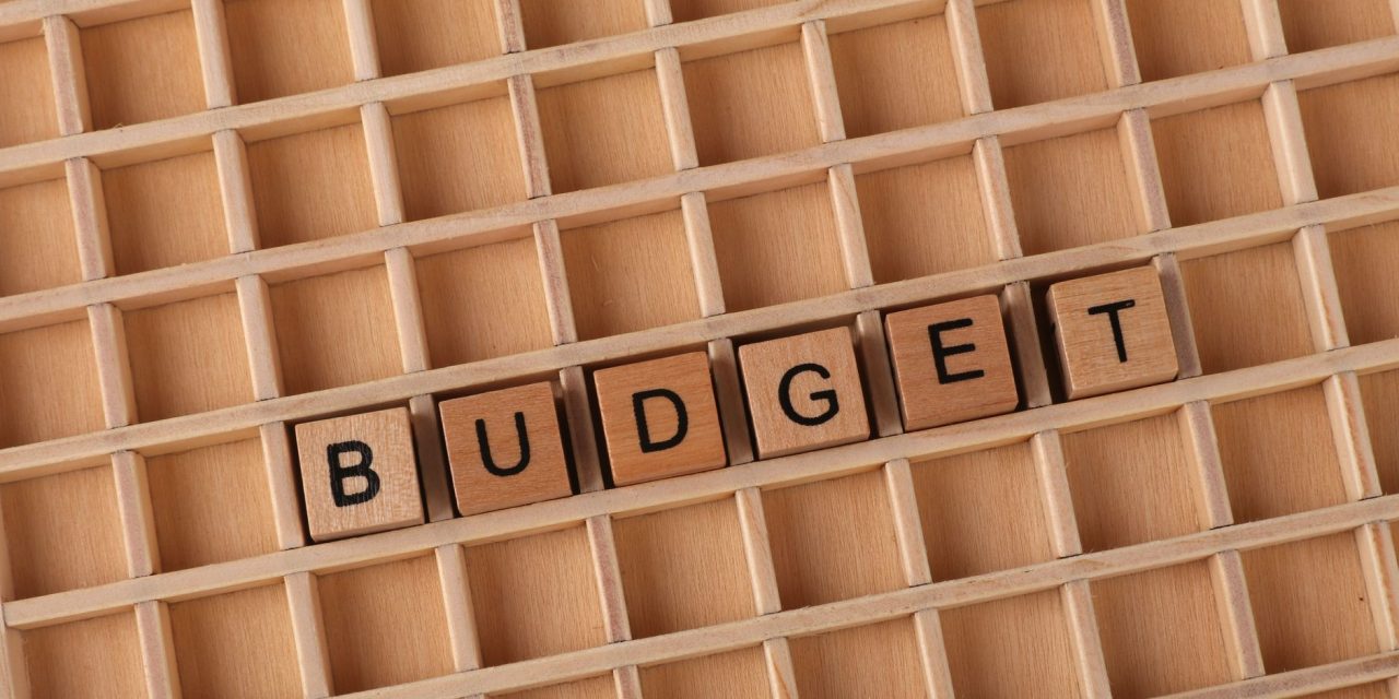 When Dashboards Disagree: How Attribution Bias Warps ROAS and Budget Decisions