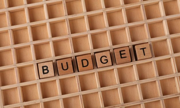When Dashboards Disagree: How Attribution Bias Warps ROAS and Budget Decisions
